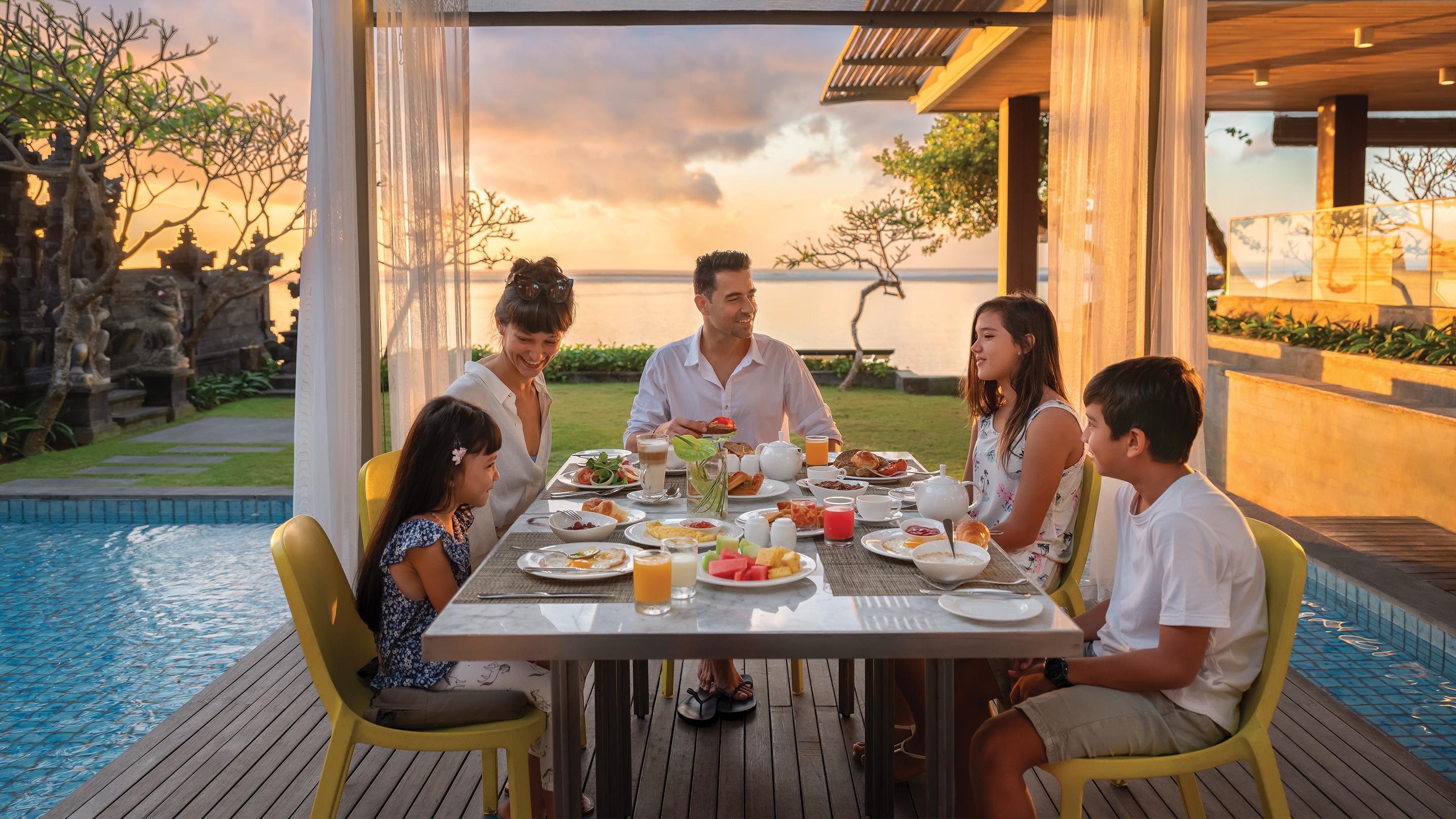 Maya Sanur Resort & Spa Εξωτερικό φωτογραφία Family dining at the beach
