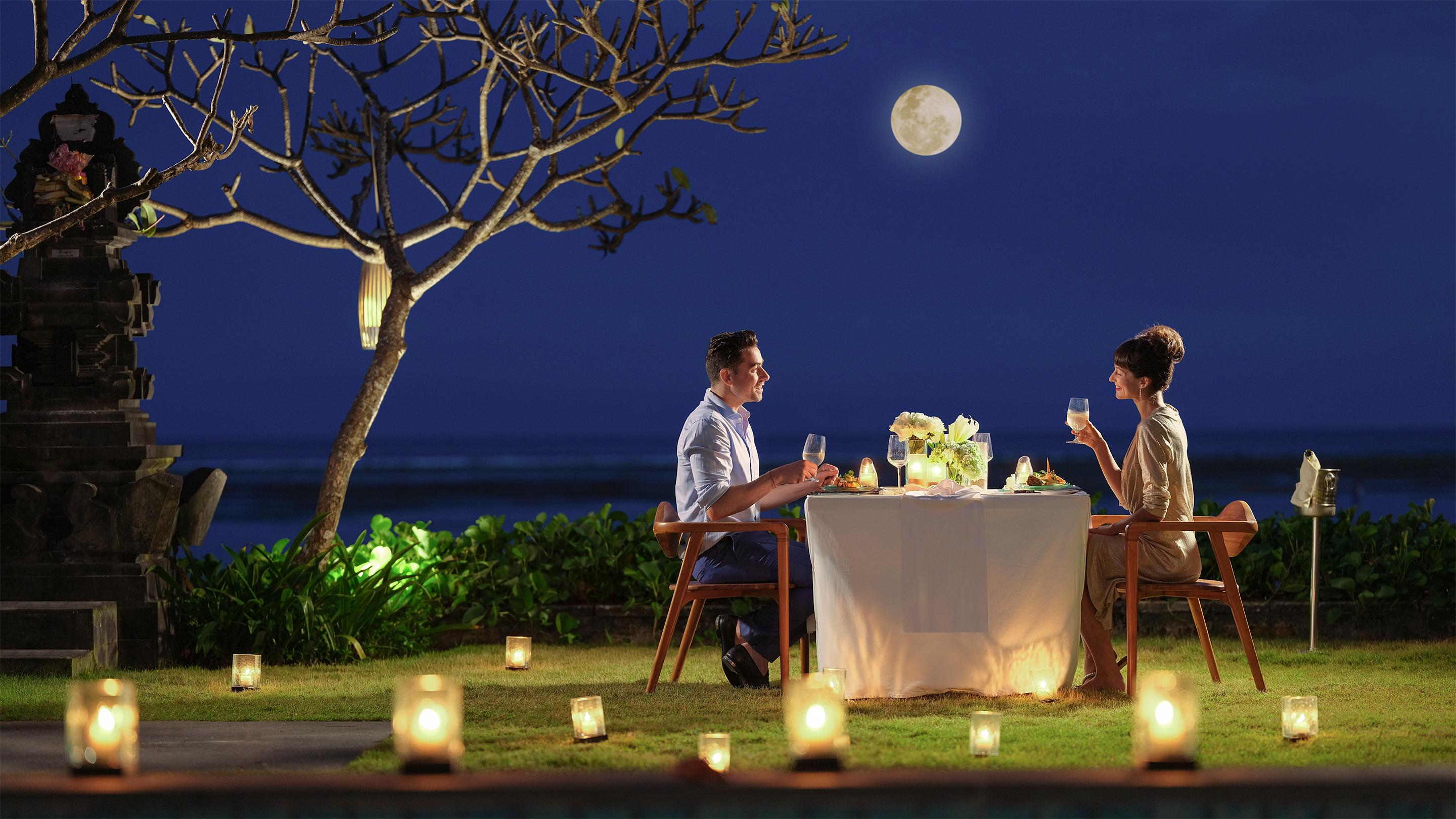 Maya Sanur Resort & Spa Εξωτερικό φωτογραφία A couple dining at a resort